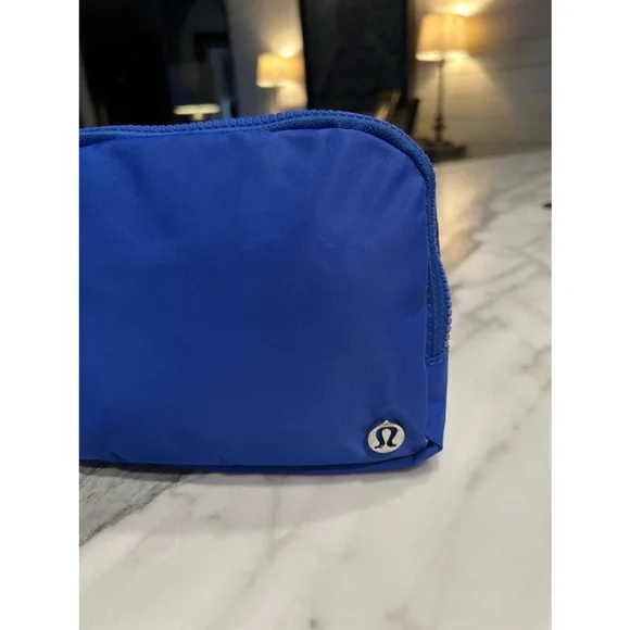 NWT Lululemon 2L Everywhere Belt Bag Large Blue - Picture 2 of 10